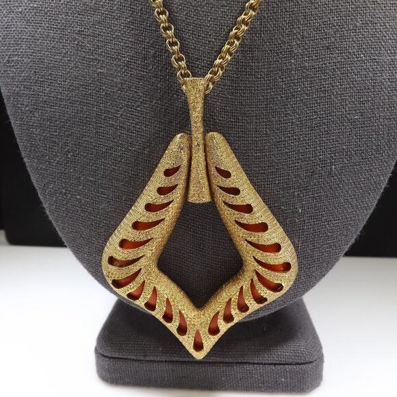 Sarah Coventry Gold Tone Pendant Necklace, Removable Orange Lucite Insert, 1970s - Picture 4 of 7